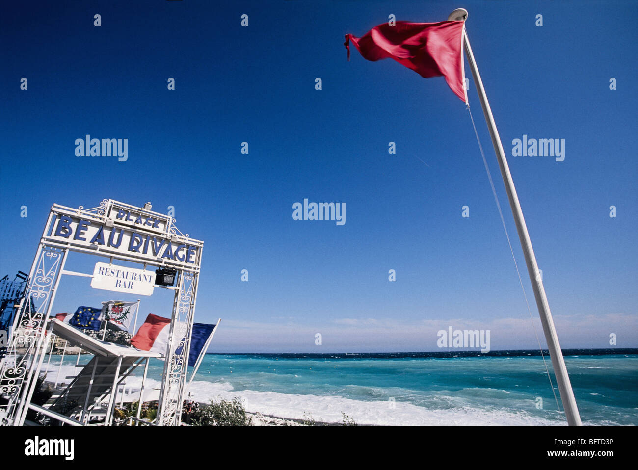 Rote Fahne wegen rauer See auf den Strand von Nizza Stockfoto