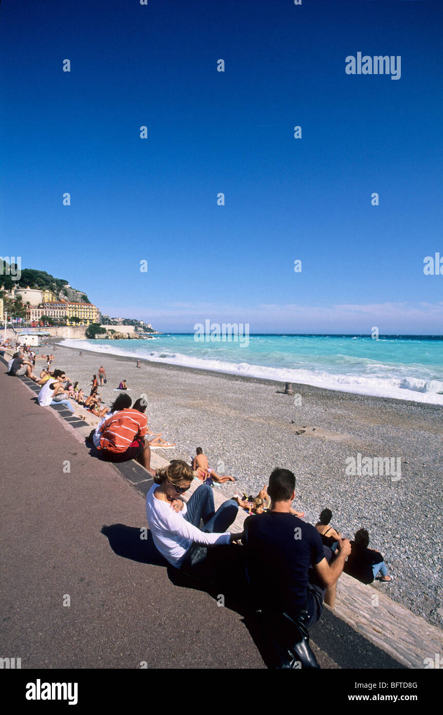 Menschen an der Promenade des Anglais mit Blick aufs Meer entspannen Stockfoto