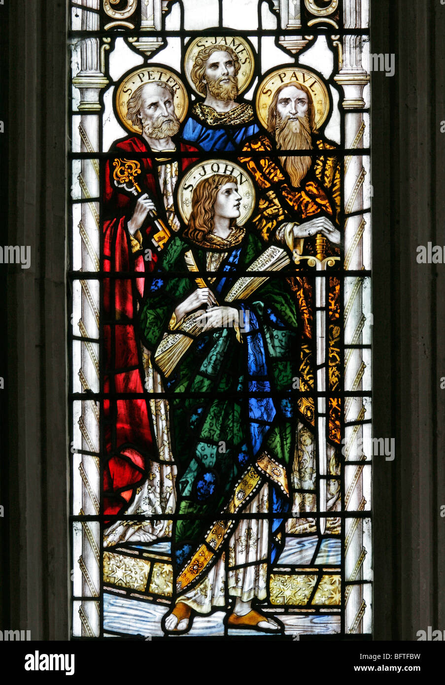 Ein Glasfenster des Heiligen Petrus, Jakobus, Paul und Johannes der Täufer, Kirche des Heiligen Johannes des Täufers, Bishopstone, Wiltshir Stockfoto