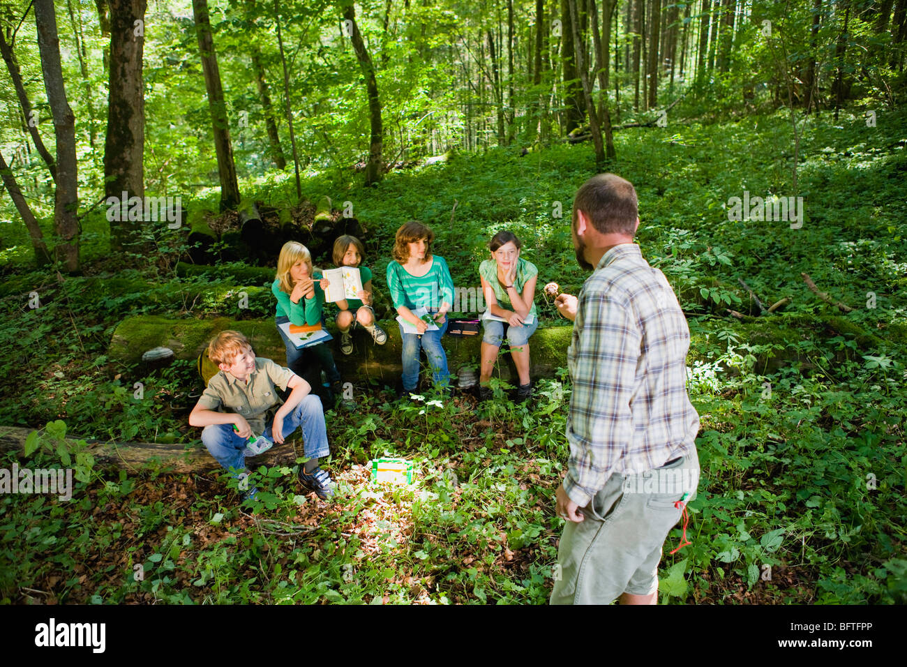 Lehrer und Schüler am Holz Stockfoto