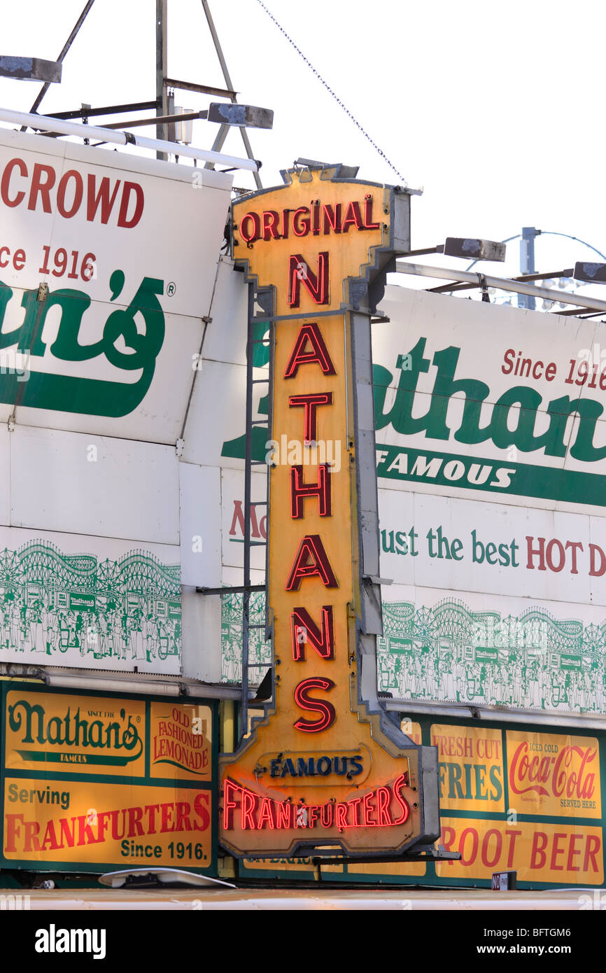 Die ursprünglichen Nathan berühmten Hot Dog Stand, Coney Island, Brooklyn, NY Stockfoto