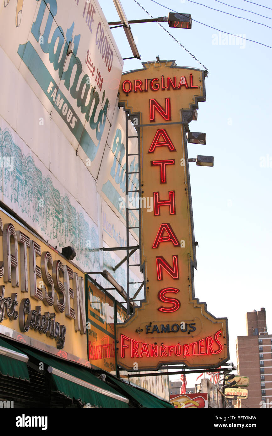 Das Zeichen vor dem ursprünglichen Nathan berühmten Hot Dog Stand und Restaurant, Coney Island, Brooklyn, NY Stockfoto