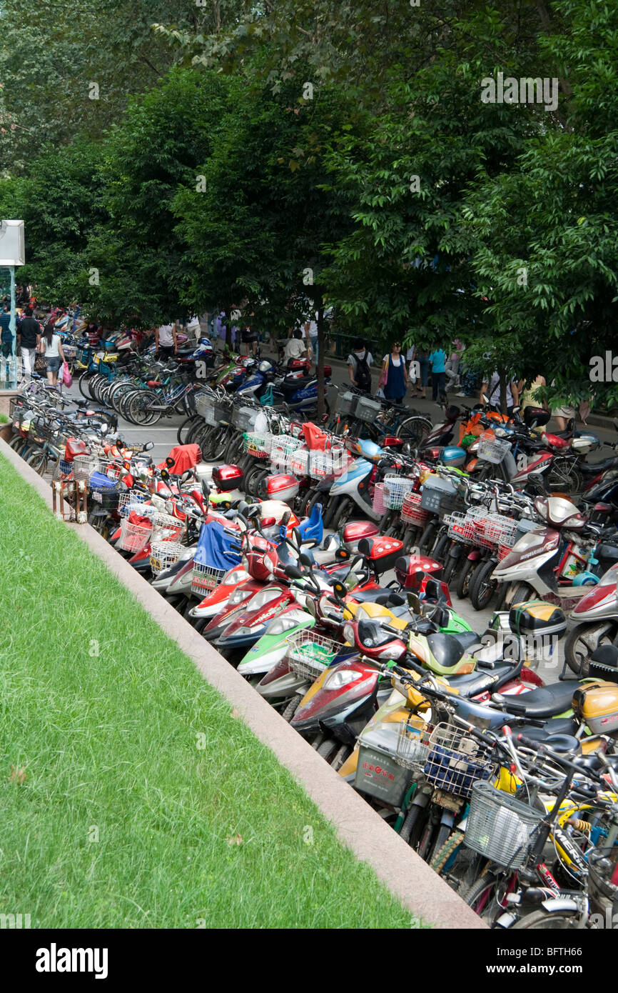 Mopeds und Fahrräder geparkt außerhalb eines Einkaufszentrums in Chengdu Stockfoto