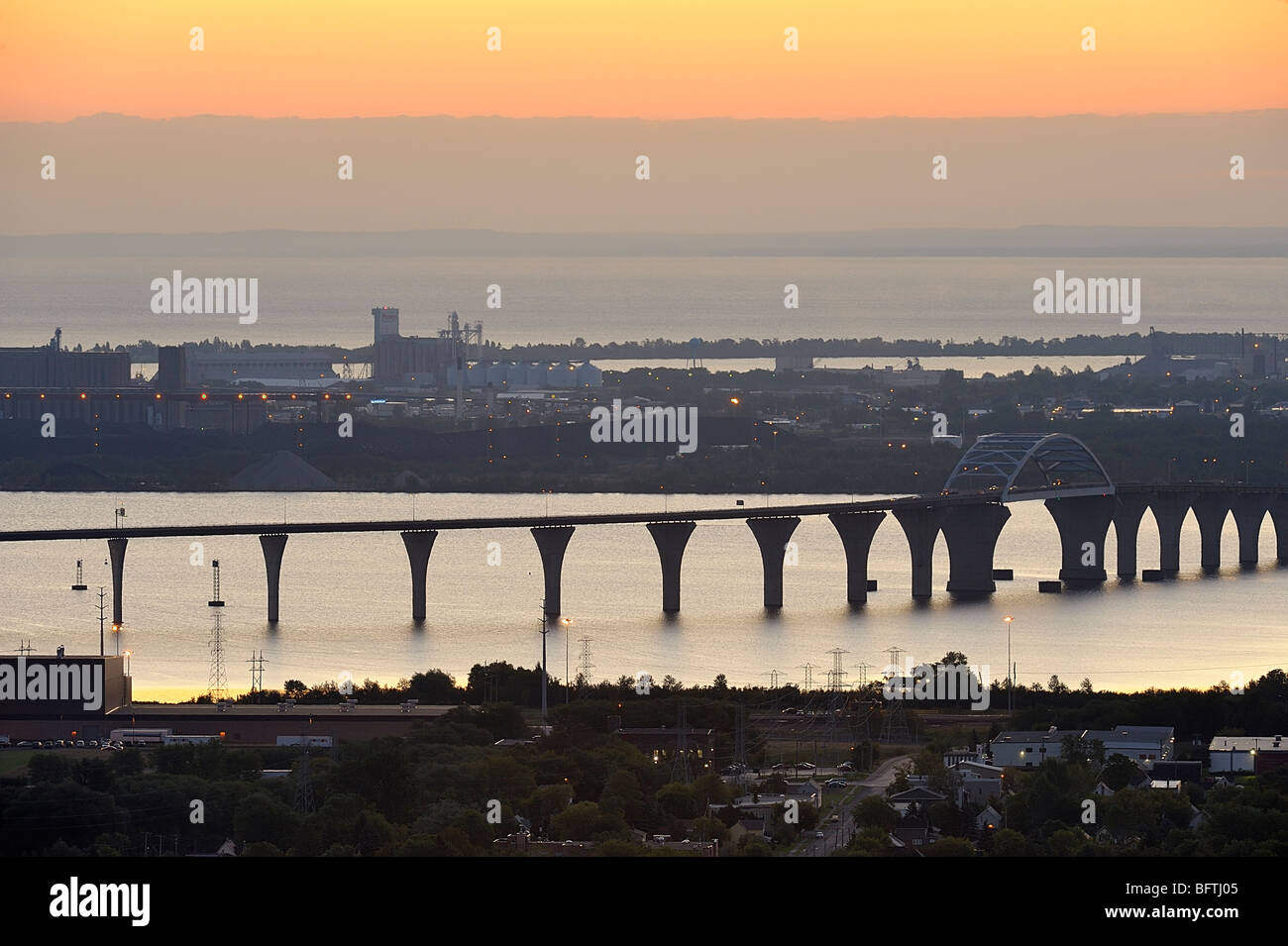 Duluth und Lake Superior im Morgengrauen mit der Bong-Brücke, Duluth, Minnesota, USA Stockfoto