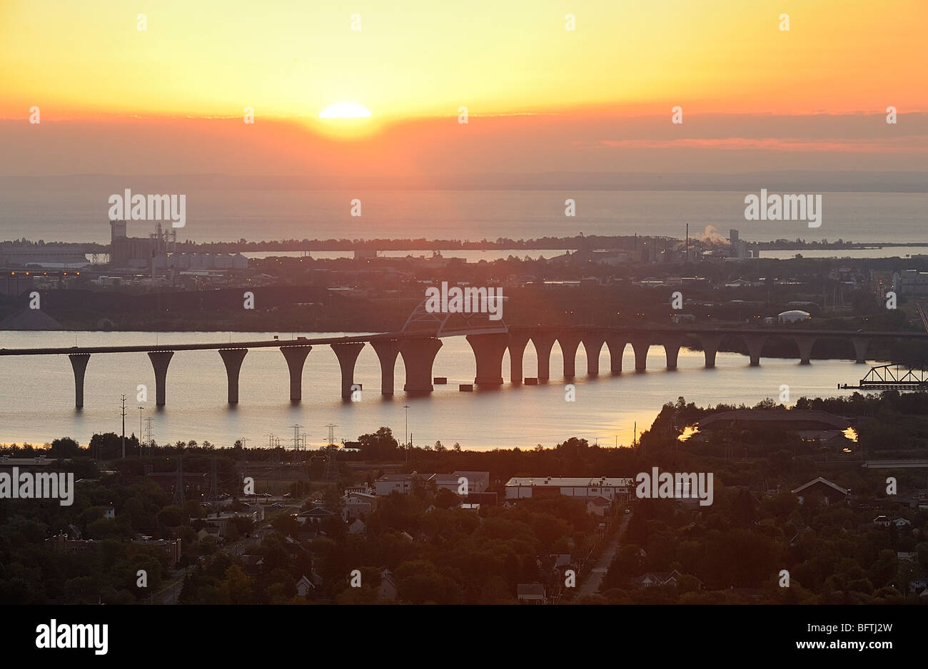 Duluth und Lake Superior im Morgengrauen mit der Bong-Brücke, Duluth, Minnesota, USA Stockfoto