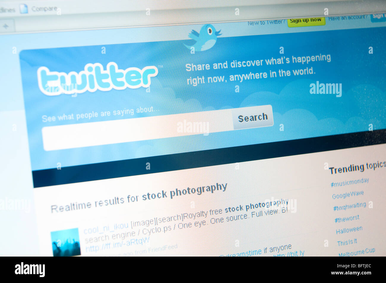 Ausschnitt einer Laptop Computer Bildschirm zeigt Hochtöner Website auf weißem Hintergrund Stockfoto