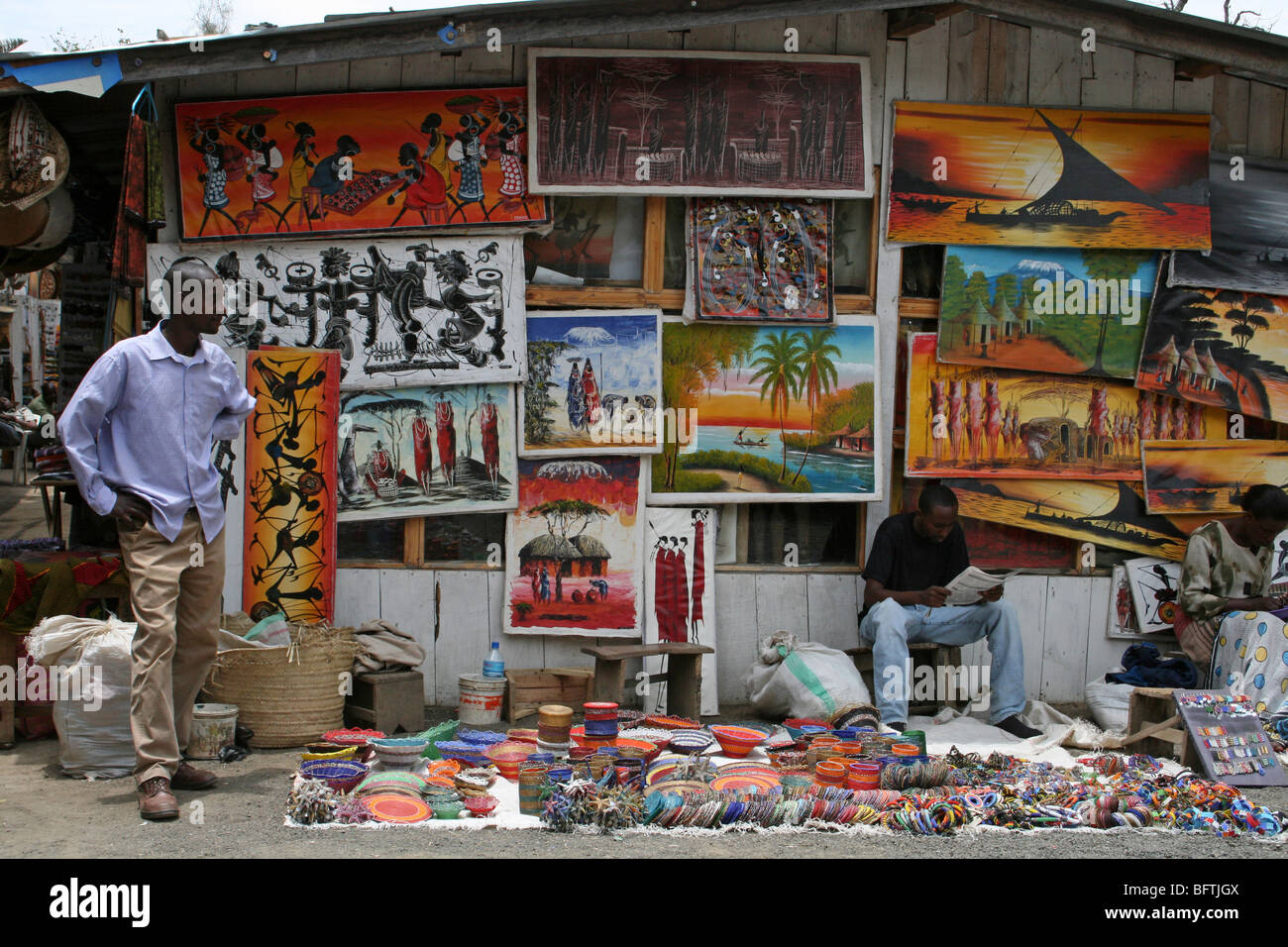 Markt Stall verkaufen traditionelle Malerei und Souvenirs genommen In Arusha, Tansania Stockfoto