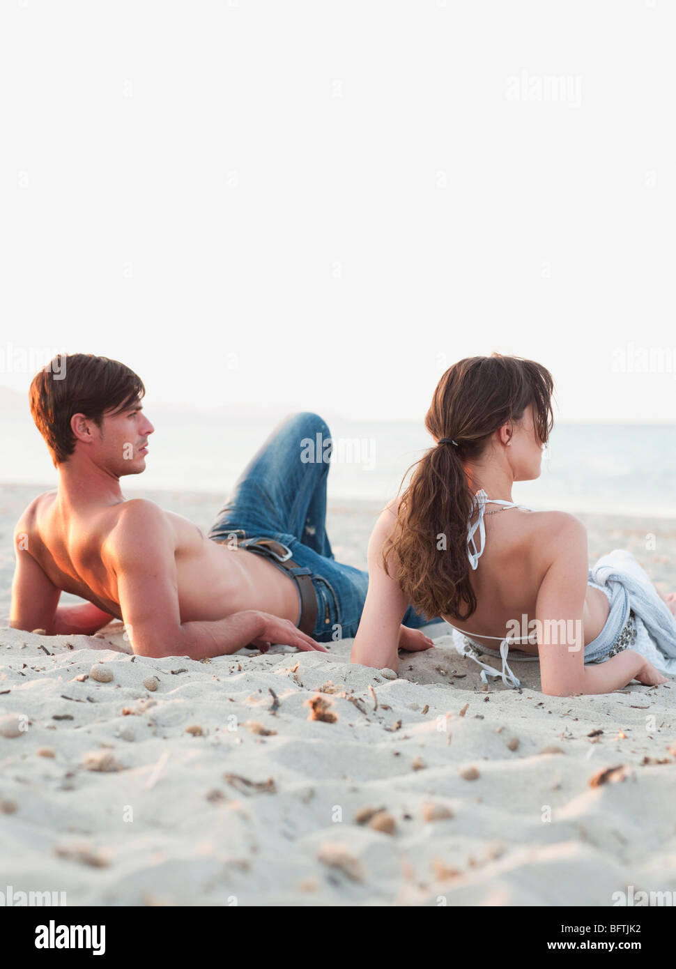 paar am Strand liegen Stockfoto