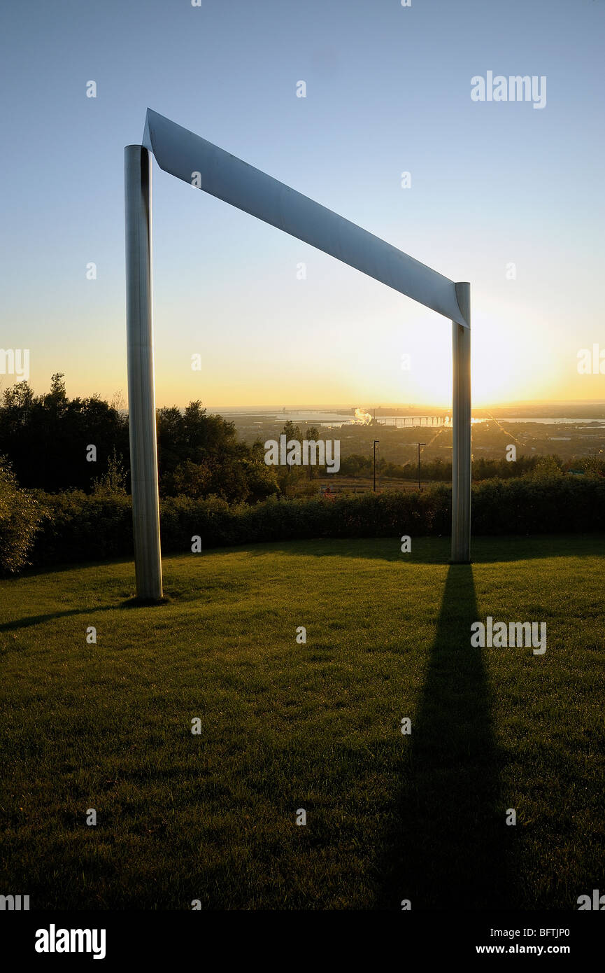 Die Gate-Skulptur bei Sonnenaufgang mit Blick auf Duluth und Lake Superior, Duluth, Minnesota, USA Stockfoto