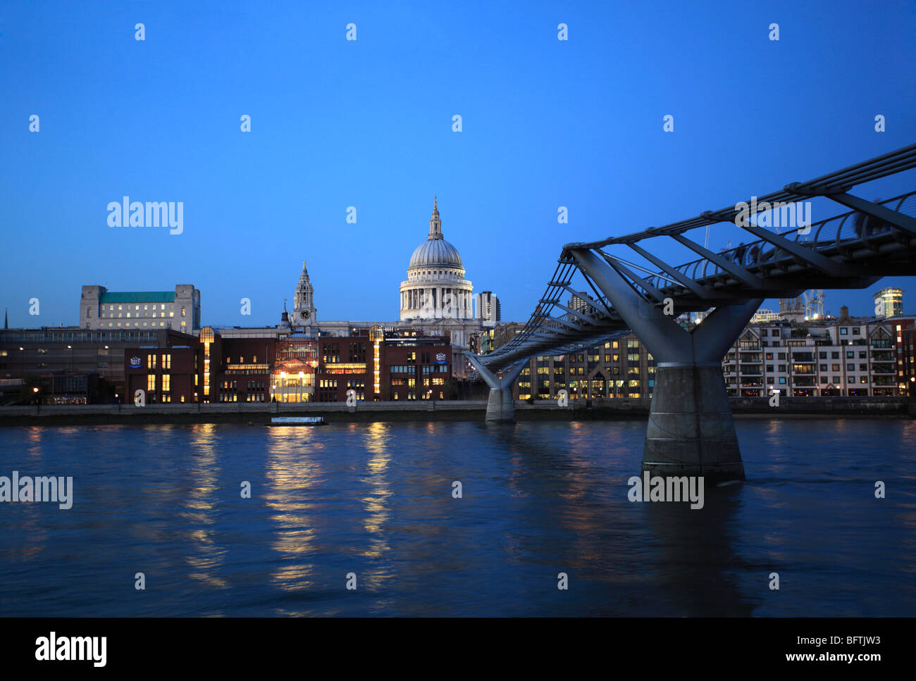 Sky-Line von London und St. Pauls Cathedral, eingefangen in der Nachtzeit Stockfoto