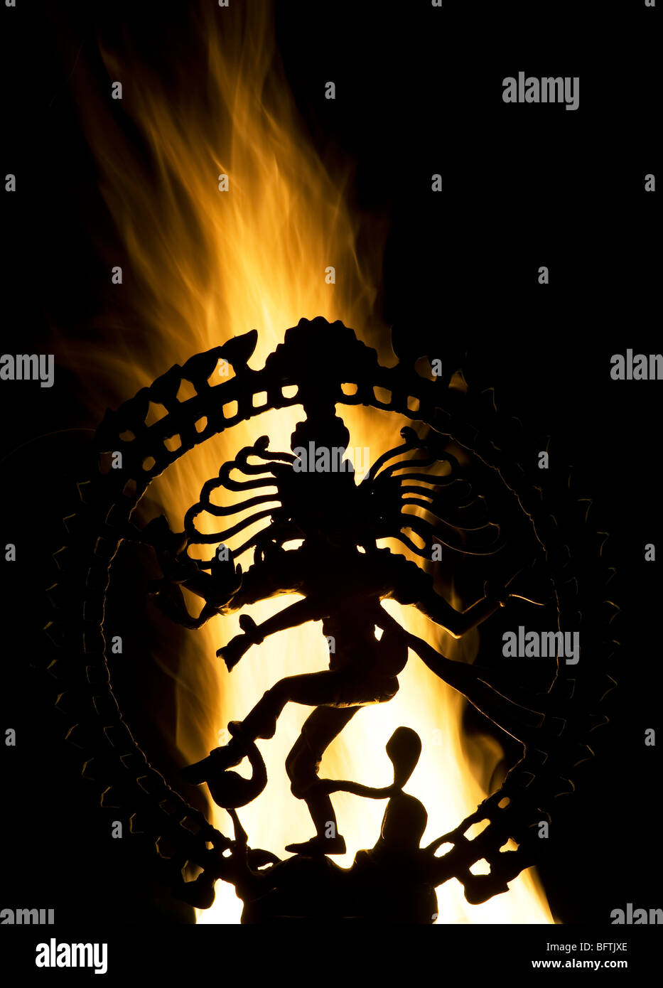 Lord Shiva Statue, Nataraja, vor Feuer tanzen. Silhouette Stockfoto