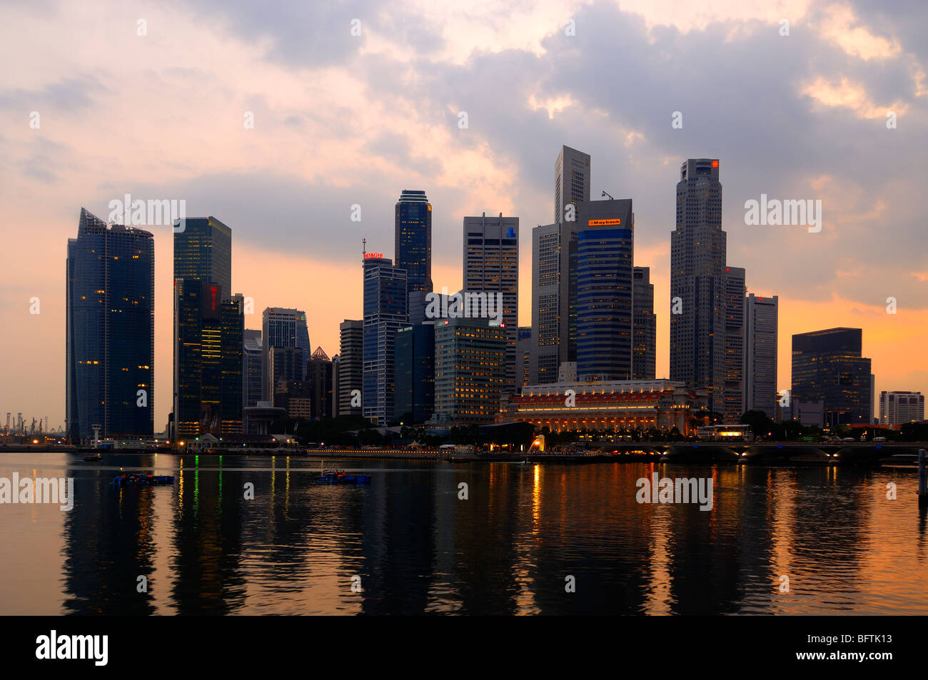 Blick auf die Stadt, die Stadt oder die dramatische Abenddämmerung über das Finanzviertel, Büros, Tower Blocks, Wolkenkratzer und die Skyline des Hafens von Singapur, Singapur Stockfoto