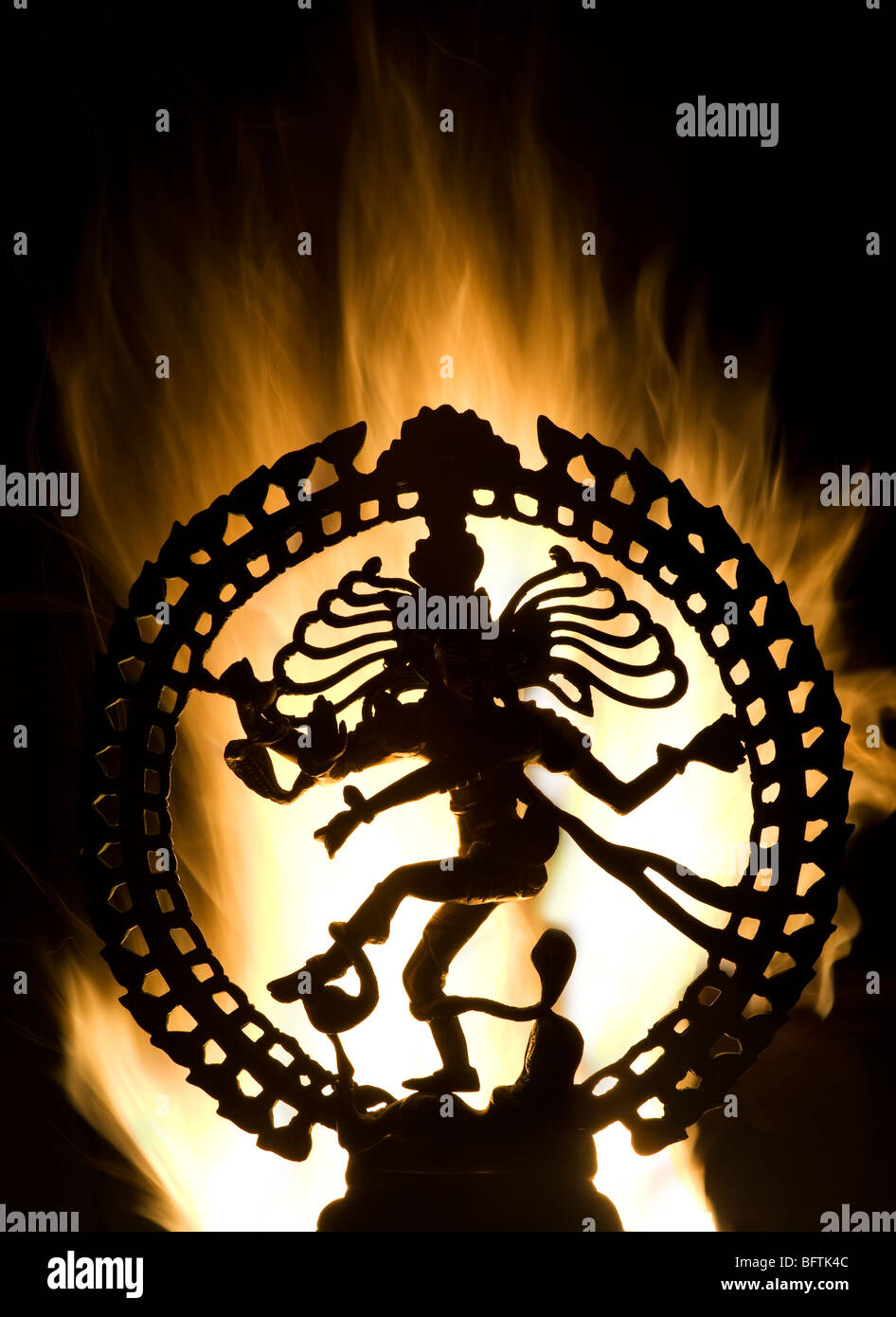 Tanz Lord Shiva Statue, Nataraja, vor Feuer. Silhouette. Indien Stockfoto