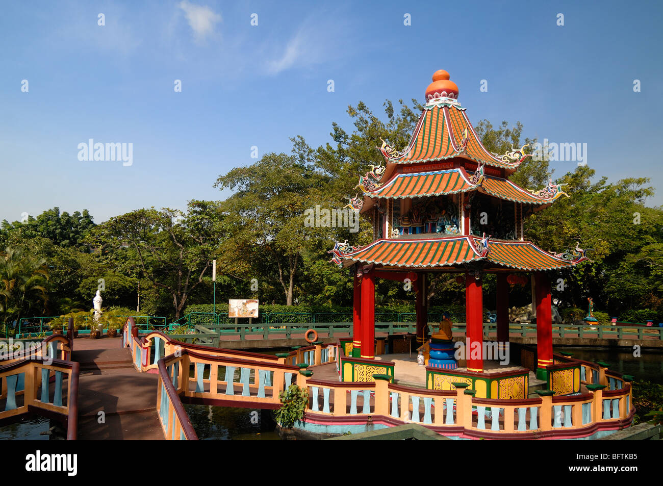 Hauptpagode, Fischteich & Brücke, Gartenkiosk oder Pavillon, Tiger Balm Gardens Chinese Theme Park und Public Garden Singapore Stockfoto