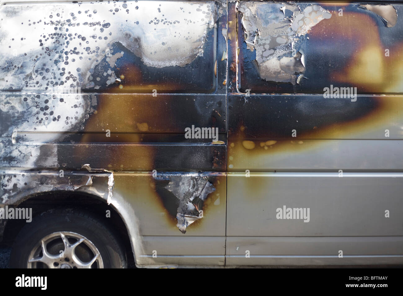 Verbrannte Lackierung eines Lieferwagens nach einem innerstädtischen Immobilien Brand in Südlondon. Stockfoto