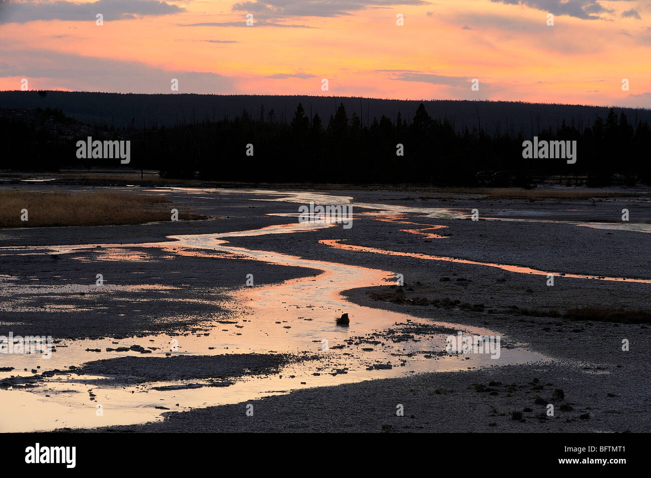 Porzellan Waschbecken und Tantalus Creek bei Sonnenuntergang, Yellowstone-Nationalpark, Wyoming, USA Stockfoto