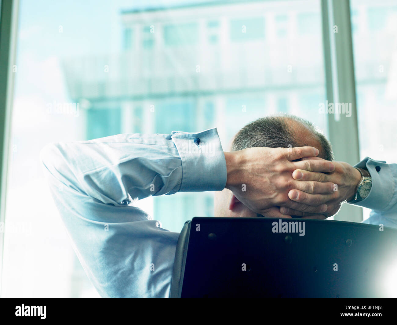 Geschäftsmann, Blick durch Fenster Stockfoto