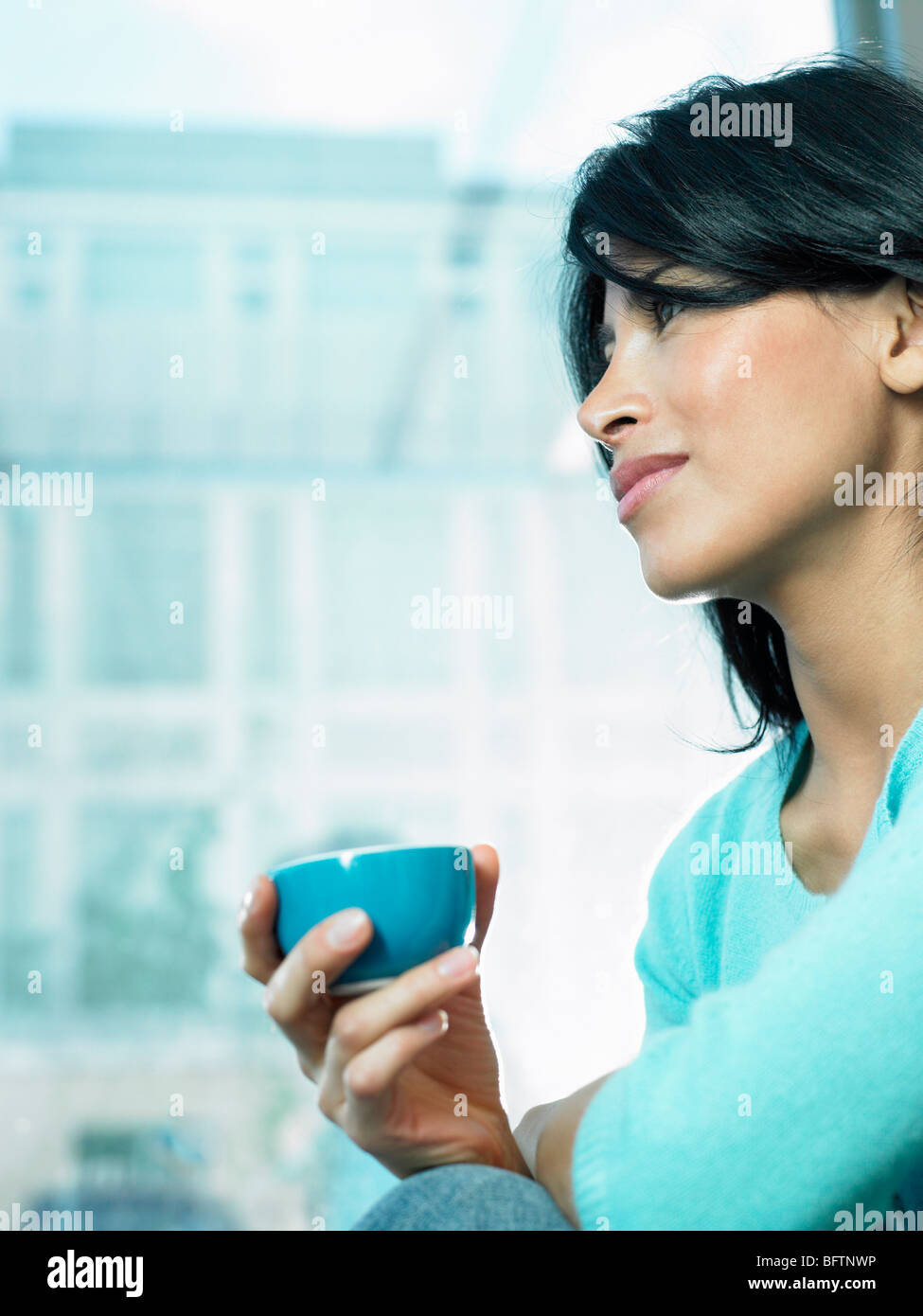 Frau trinkt Kaffee Stockfoto