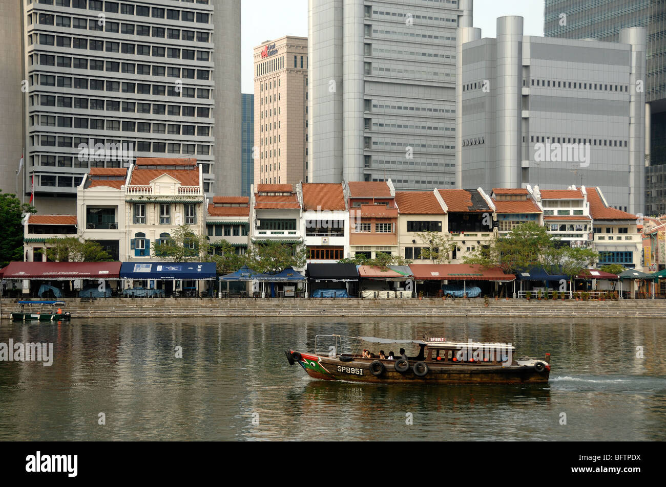 Boat Quay mit traditionellen historischen zweistöckigen Shop Häuser in den Schatten gestellt durch Hochhäuser, am Flussufer oder Riverside, Singapore River Stockfoto