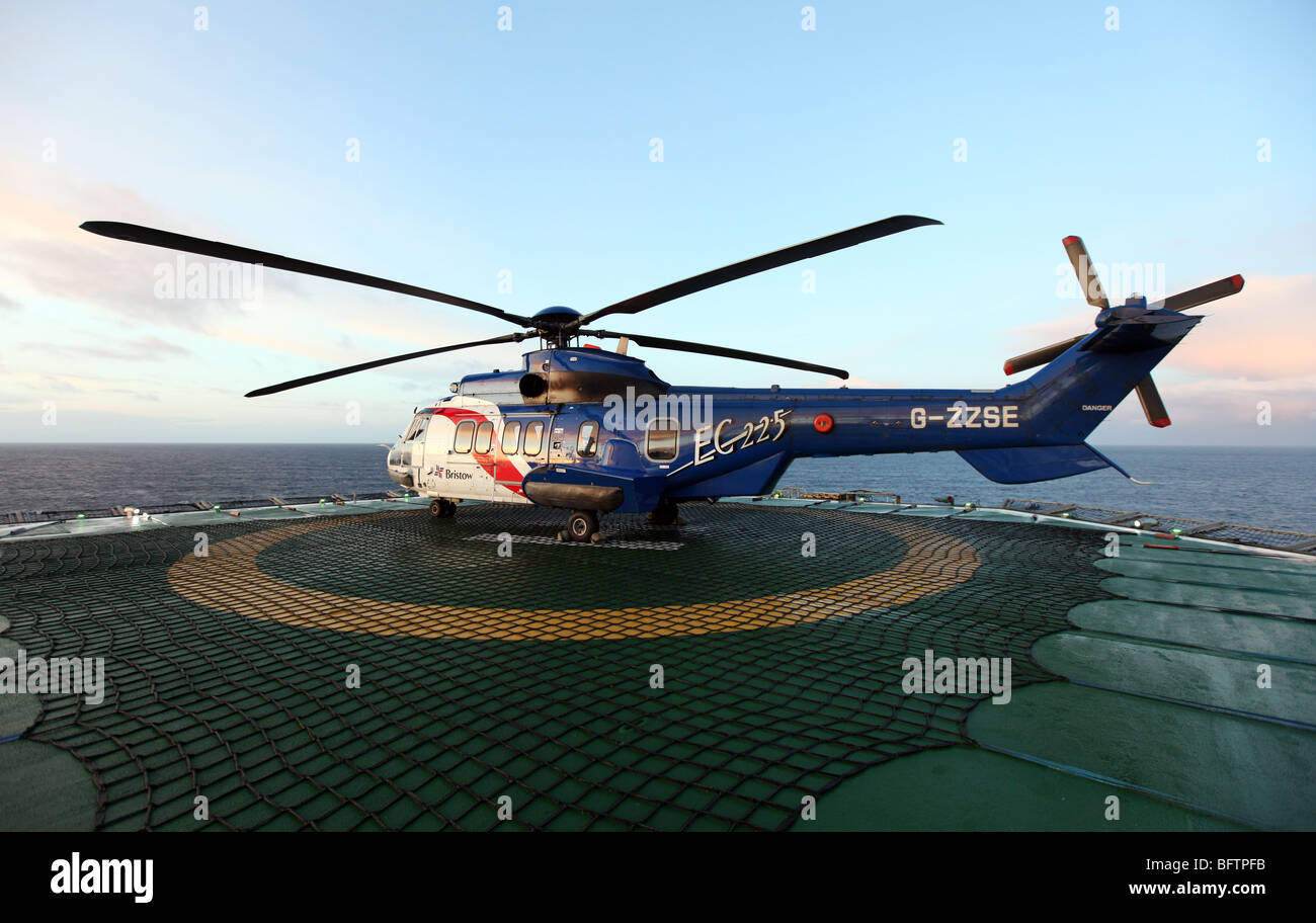 Bristow Superpuma EC 225 Hubschrauber sitzen auf Hubschrauberlandeplatz auf Nordsee Ölplattform vor der schottischen Küste, UK Stockfoto
