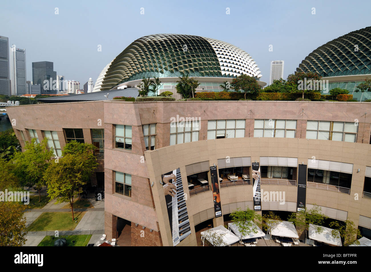 Esplanade - Theater an der Bucht (1996-2002) Konzerthalle, Theater & Kulturkomplex & Einkaufszentrum, Hafen oder Hafenfront, Singapur Stockfoto