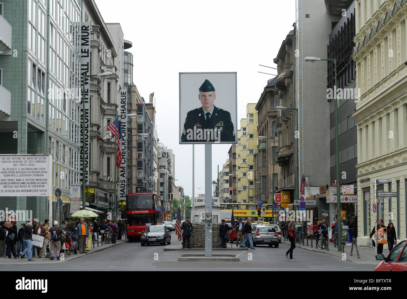 Berlin. Deutschland. Checkpoint Charlie in der Friedrichstraße. Stockfoto