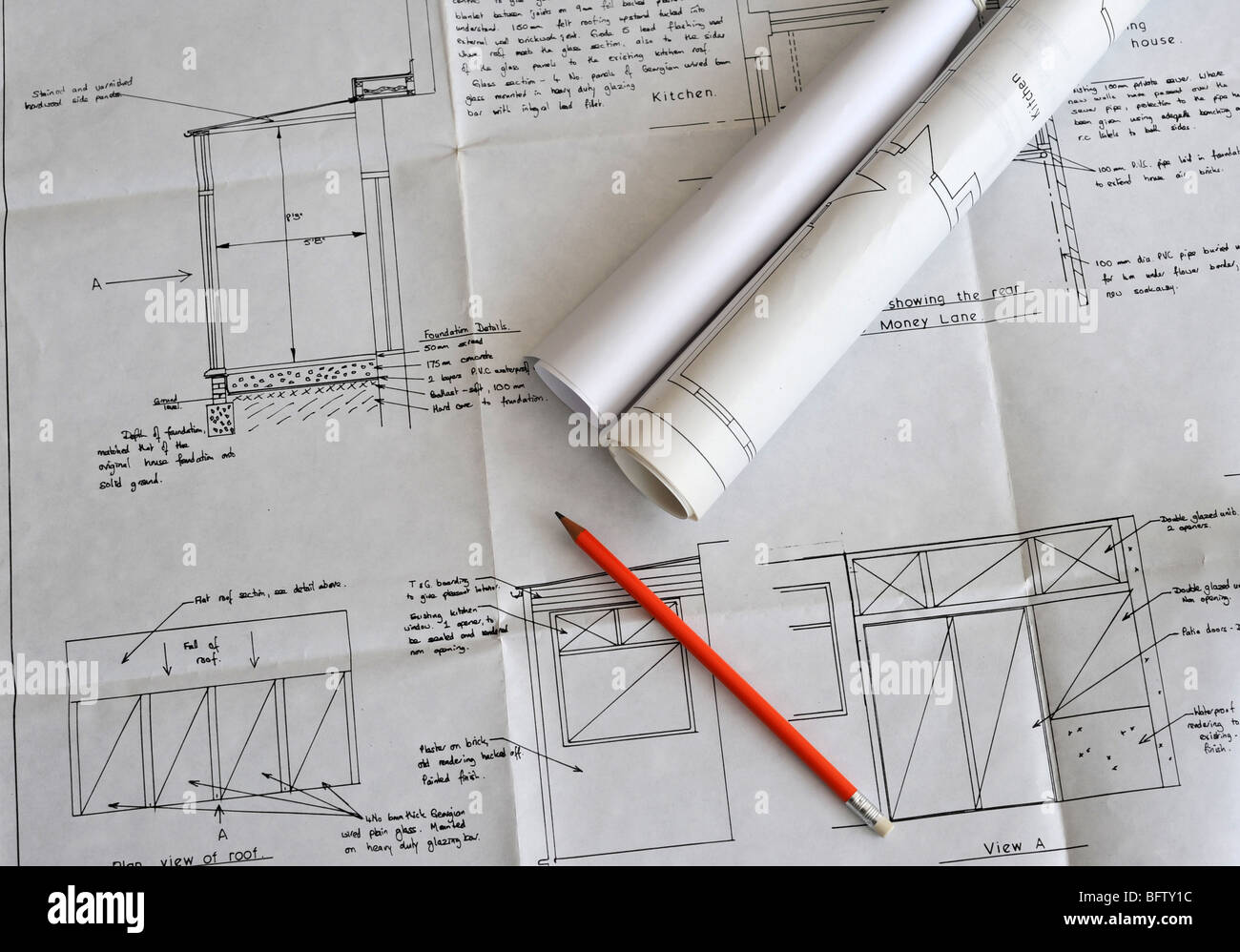 Hausbau Ausbau Baupläne mit Bleistift. Stockfoto