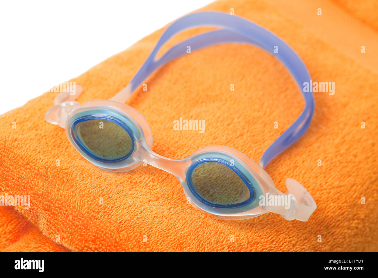 Schwimmen Brille auf orange Handtuch Stockfoto