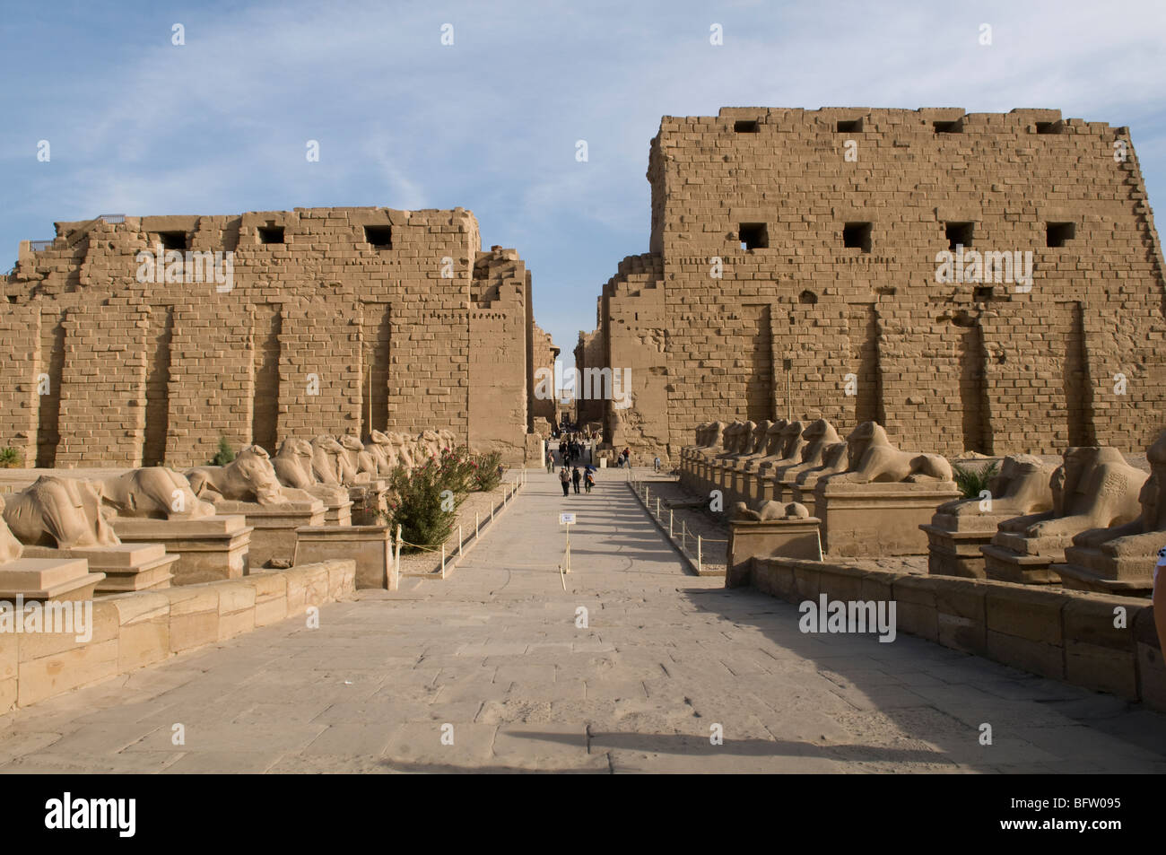 "Allee der Sphinx" und Tempel von Karnak in der Nähe von Luxor, Ägypten. Stockfoto