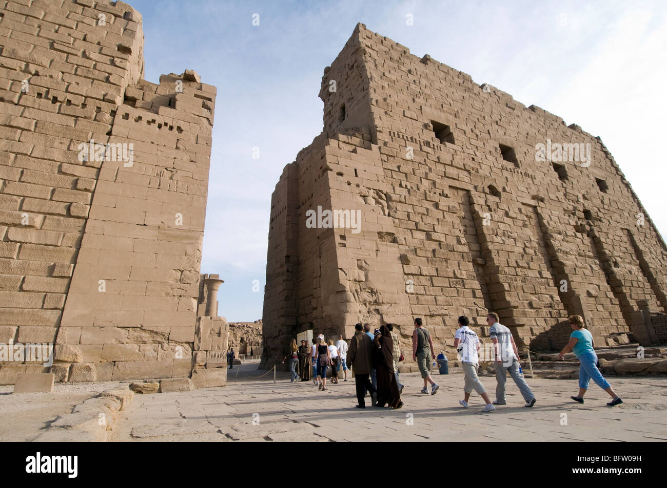 Touristen betreten den Tempel von Karnak in der Nähe von Luxor, Ägypten. Stockfoto