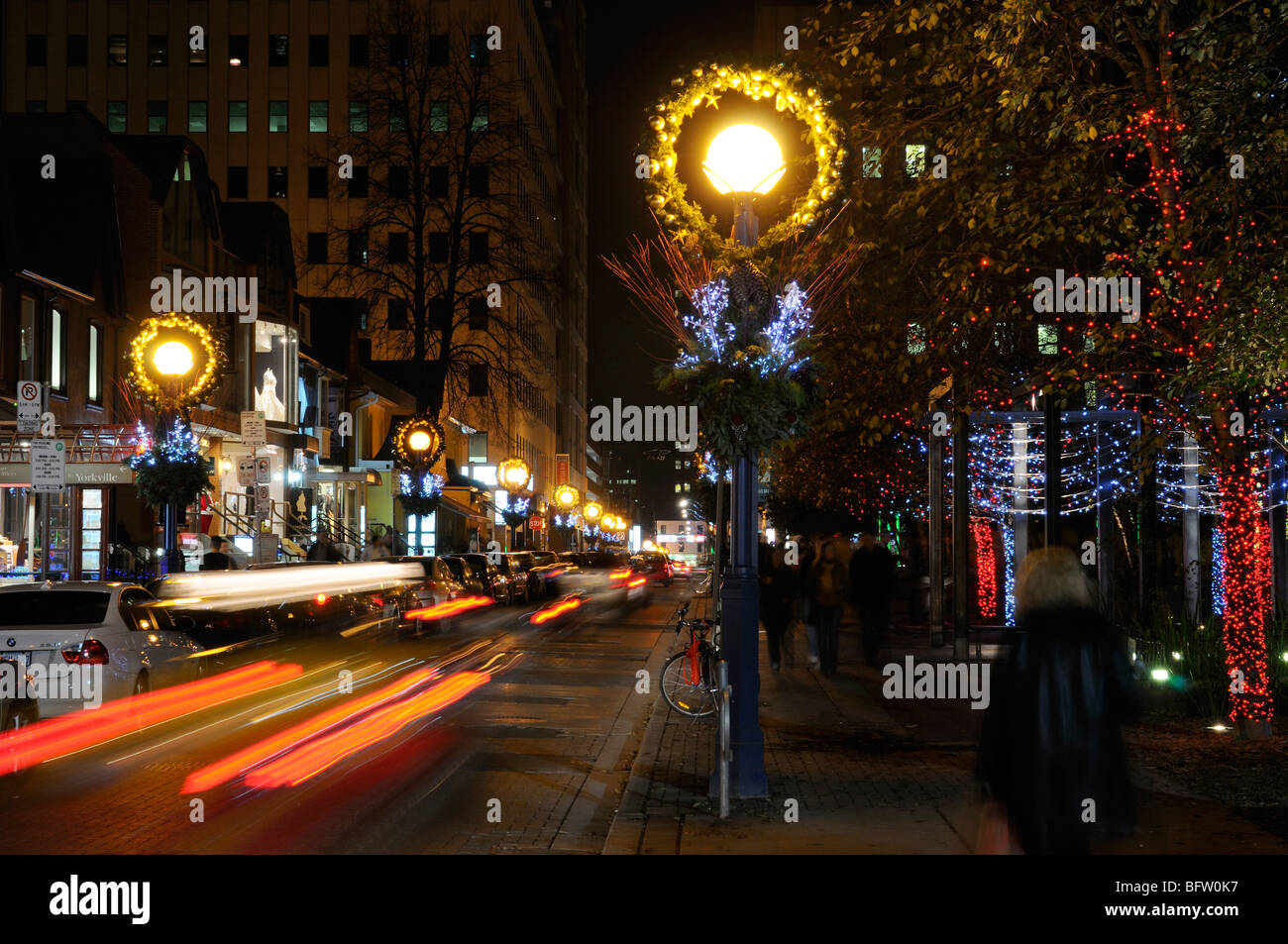 Helle Streifen von fahrenden Autos und die Weihnachtsbeleuchtung in den Strassen von yorkville Toronto bei Nacht Stockfoto
