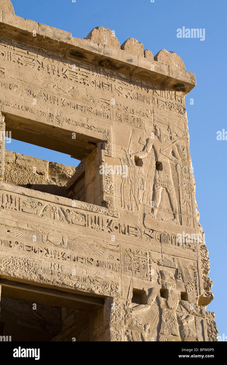 Die Migdol, hohes Tor im Tempel des Pharao Ramses III, Medinet Habu, West Bank, Luxor, Ägypten Stockfoto