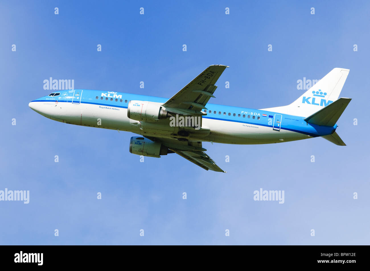 Boeing 737 von KLM klettern aus betrieben abheben am Flughafen Birmingham, UK. Stockfoto
