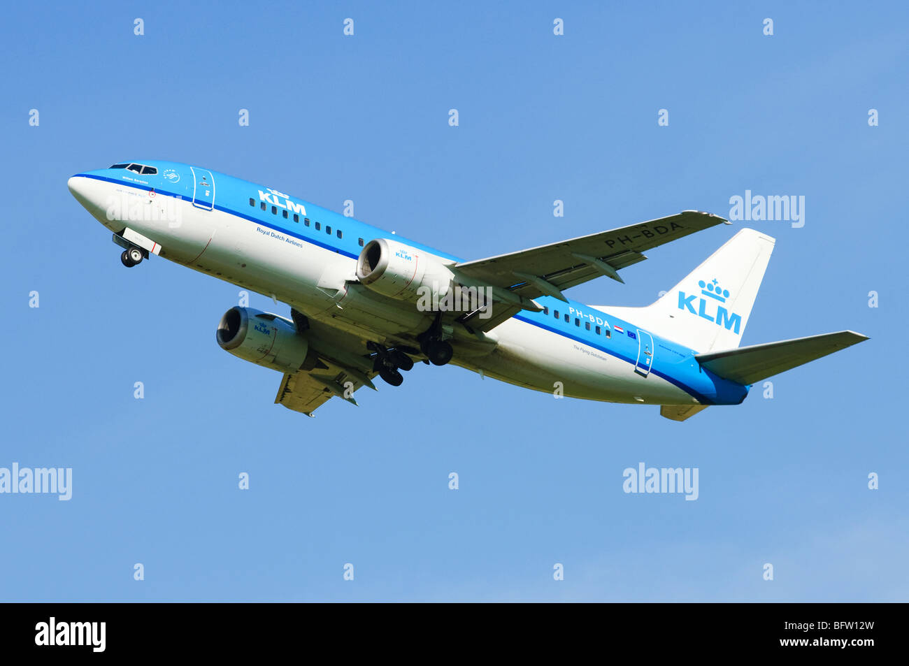 Boeing 737 von KLM klettern aus betrieben abheben am Flughafen Birmingham, UK. Stockfoto