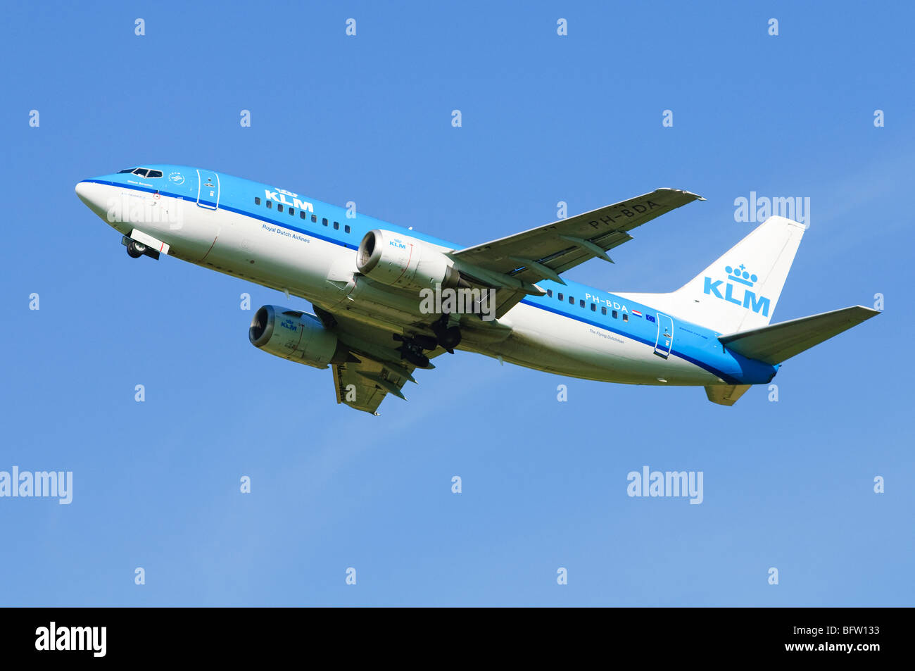 Boeing 737 von KLM klettern aus betrieben abheben am Flughafen Birmingham, UK. Stockfoto