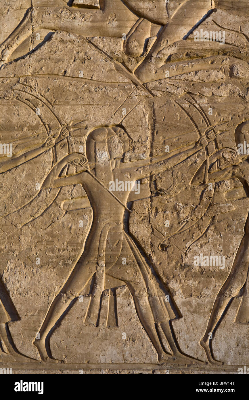 Nahaufnahme eines Reliefs am Medinet Habu, Leichenhalle Tempel von Ramses III, Westufer des Nil, Luxor, Ägypten Stockfoto