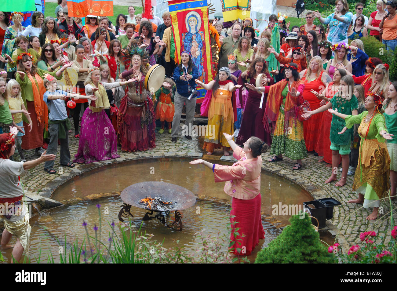 Zeremonie im Chalice Well während der 2009 Göttin Konferenz Glastonbury Somerset England Stockfoto