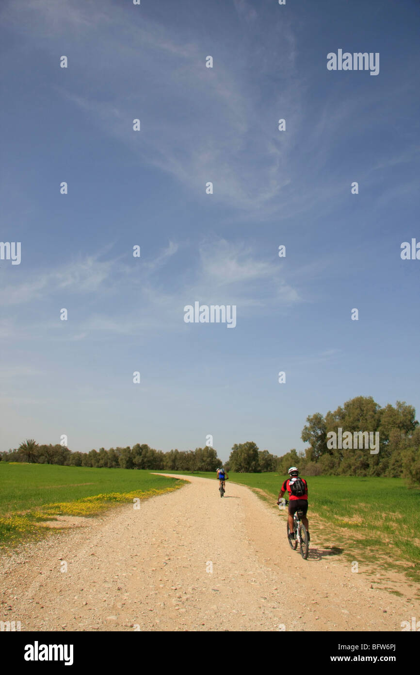 Israel, im nördlichen Negev. Radfahren durch Rebuva gut in der Nähe von Besor Panoramastraße Stockfoto