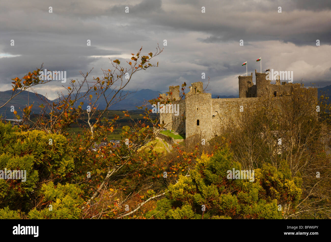 Harlech Castle thront auf einem Hügel mit Blick auf die Stadt im Herbst Snowdonia Wales UK Stockfoto