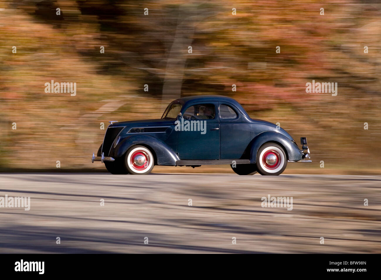 1937 Ford V8 Coupe. Mit Geschwindigkeit fahren. New England 2007 Stockfoto