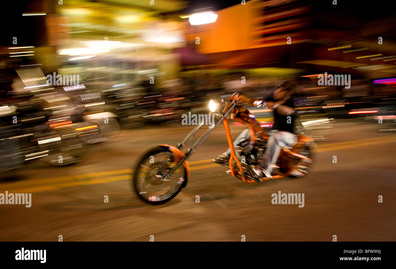 Chopper mit Geschwindigkeit Main Street Daytona in der Nacht Stockfoto
