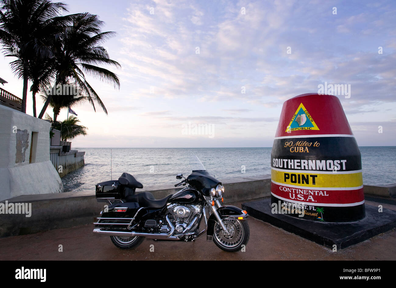 2009 Harley Davidson Electra Glide classic am südlichsten Punkt USA Whitehead St Key West Florida. Stockfoto