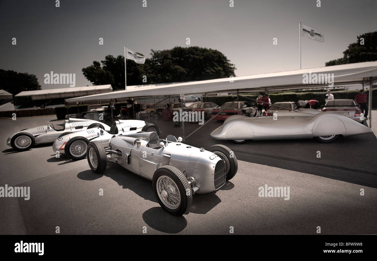 Auto Union Silber Pfeil vor dem zweiten Weltkrieg Gran Prix Autos im Fahrerlager beim Goodwood Festival of speed Stockfoto