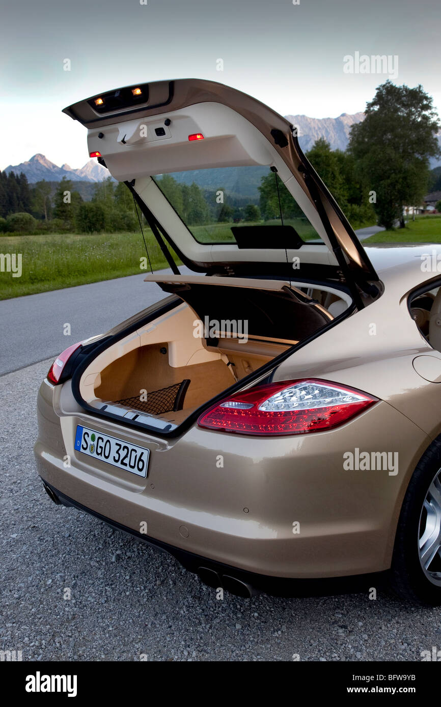 Porsche Panamera Turbo hinteren Kofferraum und Schrägheck Stockfotografie -  Alamy