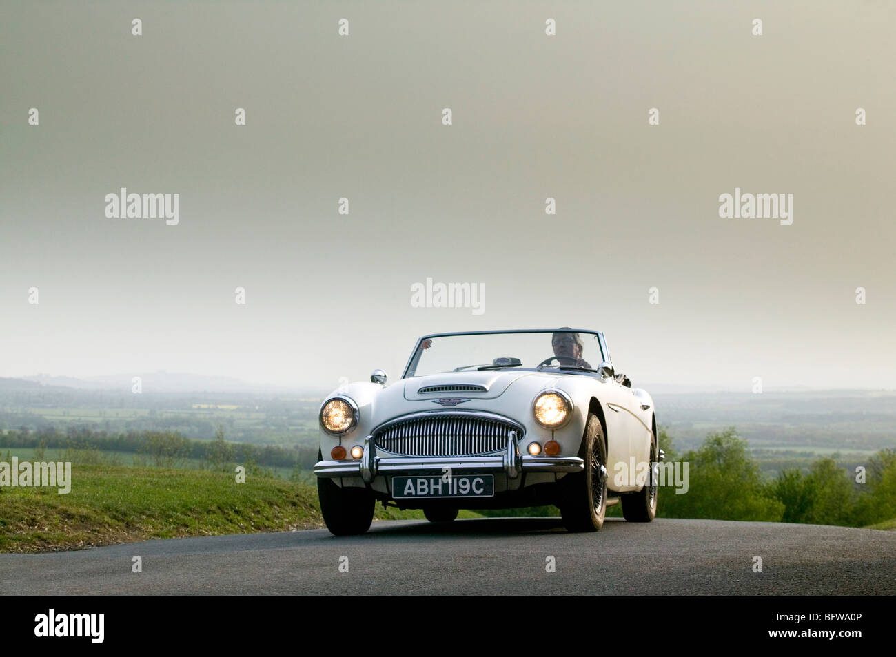 1965 Austin Healey 3000 MkIII englischen Landstraßen befahren Stockfoto