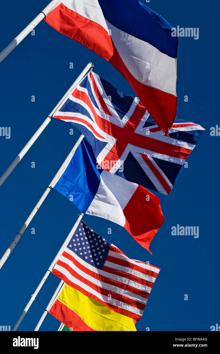 Nahaufnahme der Flaggen Flagge des Vereinigten Königreichs, der Vereinigten Staaten von Amerika, Spanien und Frankreich mit blauem Himmel Hintergrund Stockfoto