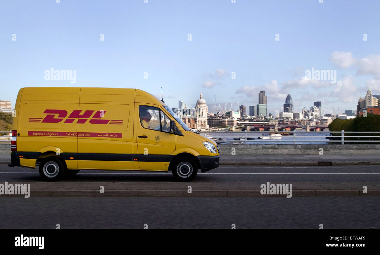 Mercedes Benz Sprinter DHL Air Courier van fahren Sie in Richtung City Of London UK Stockfoto