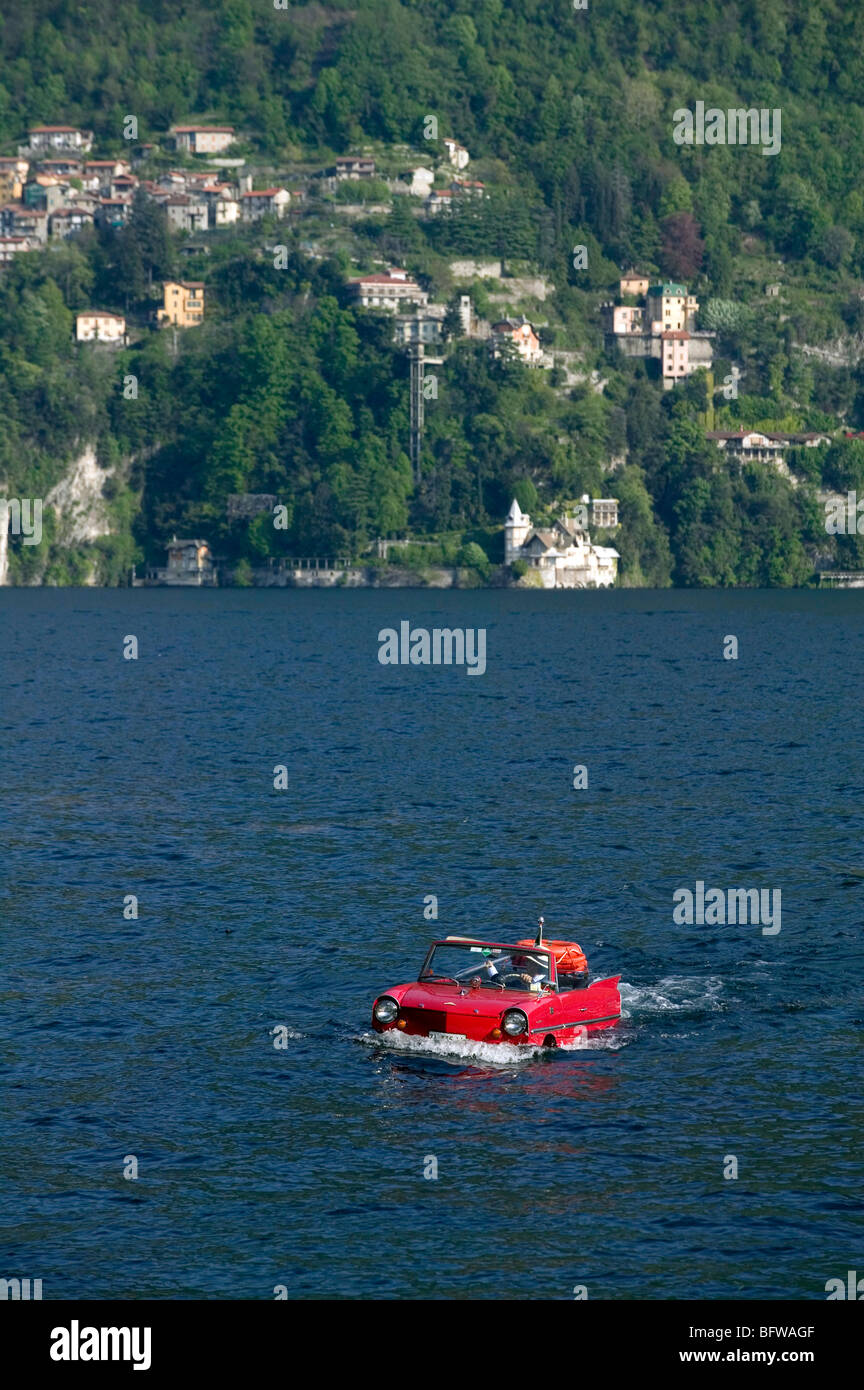 Amphiecar 1960 deutsche Auto, das zu Lande und zu Wasser zu Hause war. Hier am Comer See Italien Stockfoto