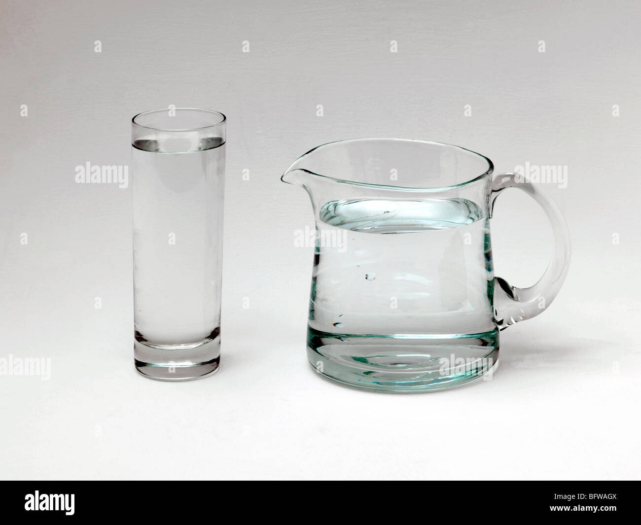 Krug mit Wasser und Glas Stockfoto