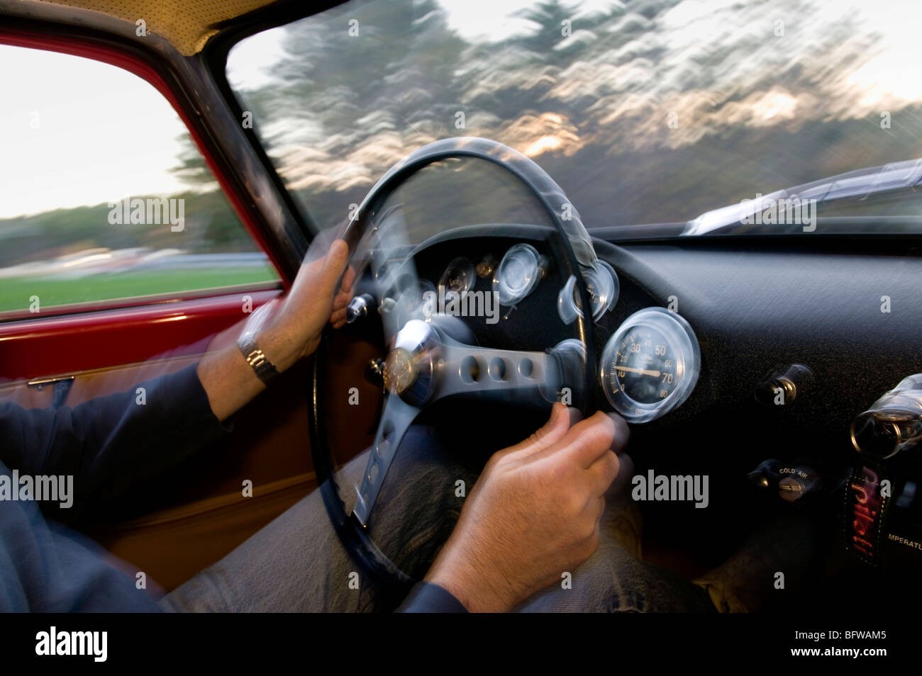 Das Fahren eines Oldtimers bei Geschwindigkeit. (Innen geschossen) 11/2007 Stockfoto